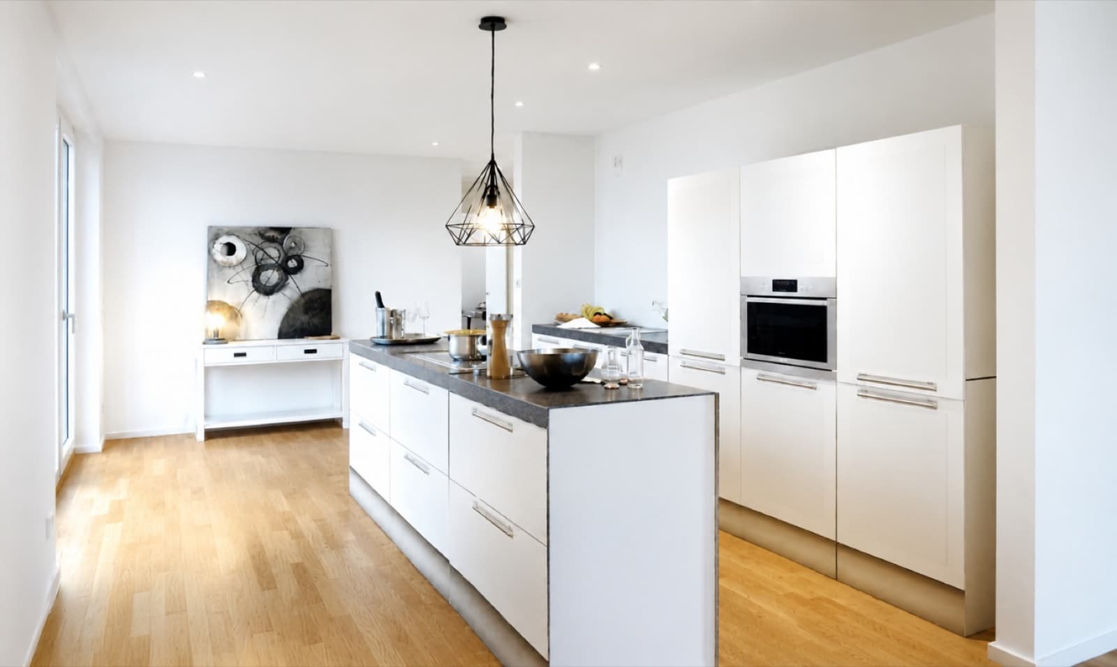 Derselbe Raum nach dem Home Staging, als moderne offene Wohnküche stilvoll inszeniert