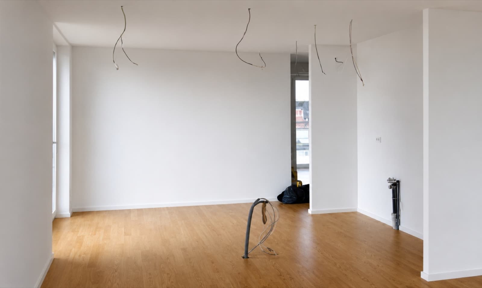 Leerer Wohnraum vor dem Home Staging, kahle Wände und unmöblierter Boden